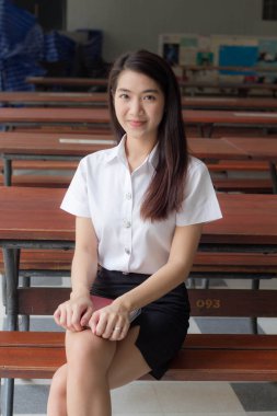 Yetişkin öğrenci üniforması güzel kız gülümse ve rahatla.