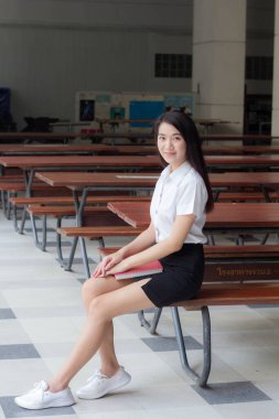 Yetişkin öğrenci üniforması güzel kız gülümse ve rahatla.