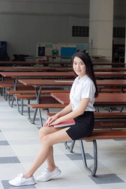 Yetişkin öğrenci üniforması güzel kız gülümse ve rahatla.