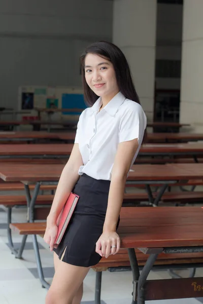Thai Adult Student Universität Uniform Schöne Mädchen Lächeln Und Entspannen — Stockfoto