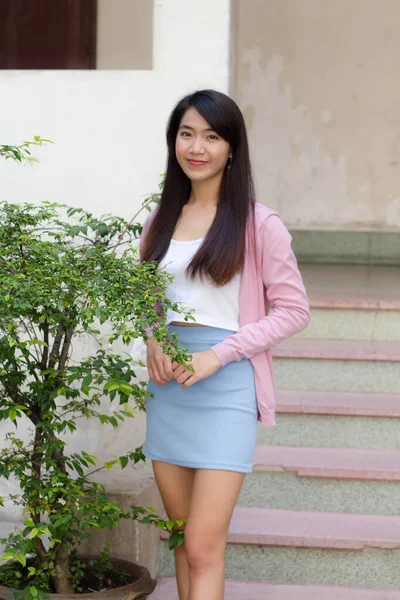 Taylandlı Yetişkin Portresi Güzel Kız Beyaz Gömlek Açık Mavi Etek — Stok fotoğraf