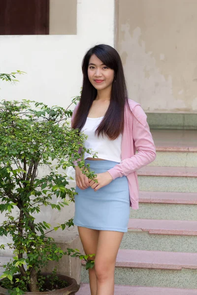 Portret Tajskiej Osoby Dorosłej Piękna Dziewczyna Biały Koszula Jasnoniebieska Spódnica — Zdjęcie stockowe