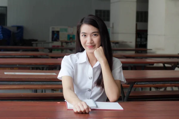 Taylandlı Yetişkin Üniversite Üniforması Güzel Kız Bir Kitap Okudu — Stok fotoğraf