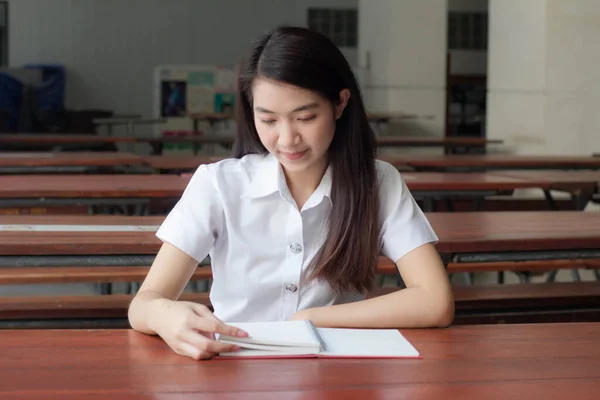 Tajski Dorosły Student Uniwersytet Mundur Piękna Dziewczyna Czytać Książkę — Zdjęcie stockowe