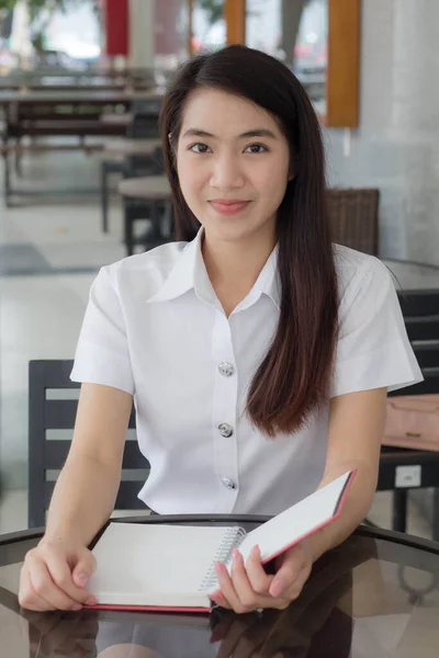 Tailandés Adulto Estudiante Universidad Uniforme Hermosa Chica Leer Libro — Foto de Stock