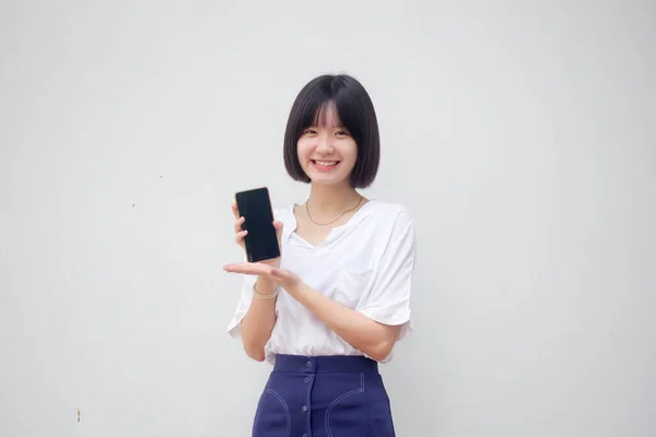 Asya Taylandlı Genç Japon Tişörtlü Güzel Kız Telefonunu Göster Gülümse — Stok fotoğraf