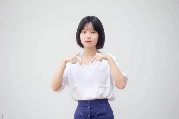 Asia Thai Teen White Tişörtü Güzel Kız Işaret Ediyor — Stok fotoğraf