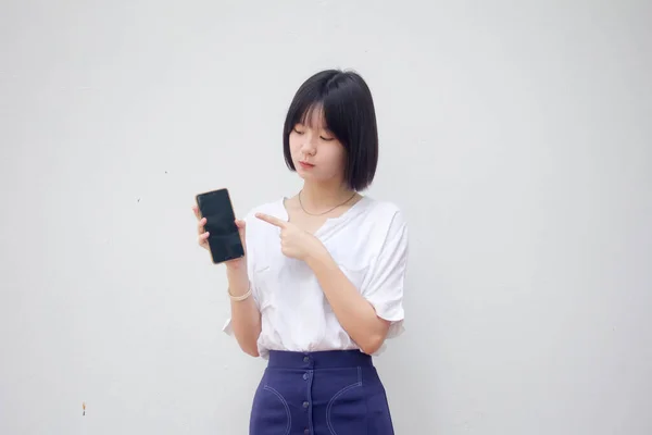 Ασία Ταϊλανδέζος Έφηβος Λευκό Μπλουζάκι Όμορφο Κορίτσι Δείξε Τηλέφωνο Και — Φωτογραφία Αρχείου