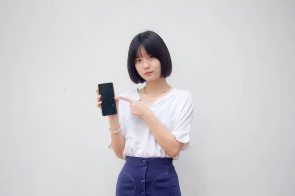 Asya Taylandlı Genç Japon Tişörtlü Güzel Kız Telefonunu Göster Gülümse — Stok fotoğraf