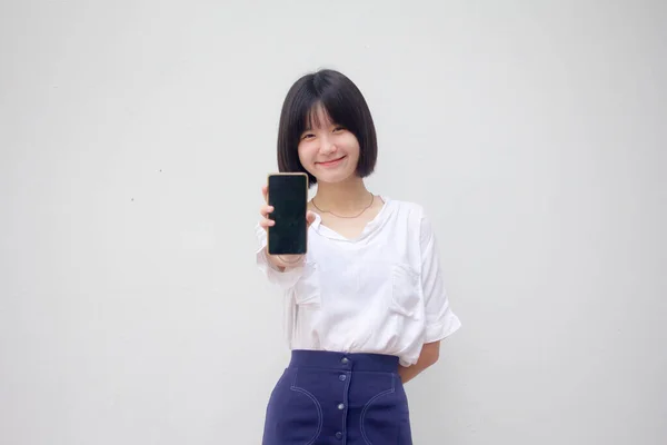 日本十几岁的少年白衬衫漂亮女孩露出她的手机和微笑 — 图库照片