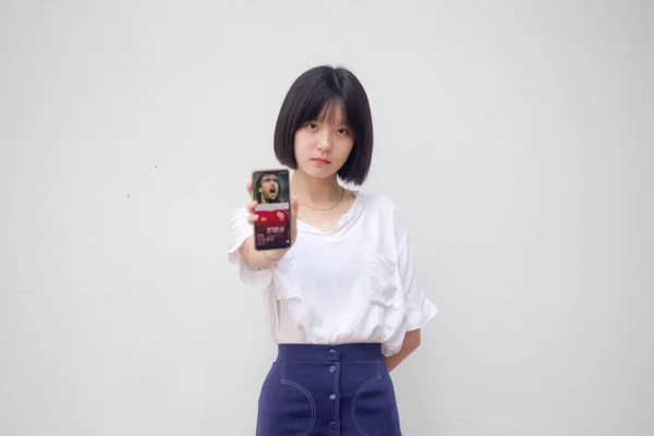 Asiático Tailandés Japonés Adolescente Blanco Camiseta Hermosa Chica Mostrar Teléfono — Foto de Stock