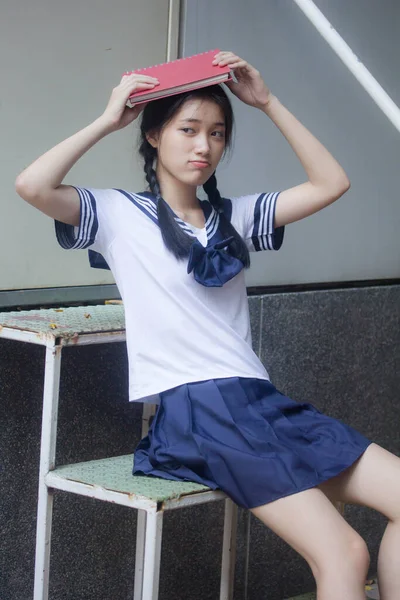 Japon Öğrenci Üniformalı Güzel Kız Mutlu Rahatlamış — Stok fotoğraf