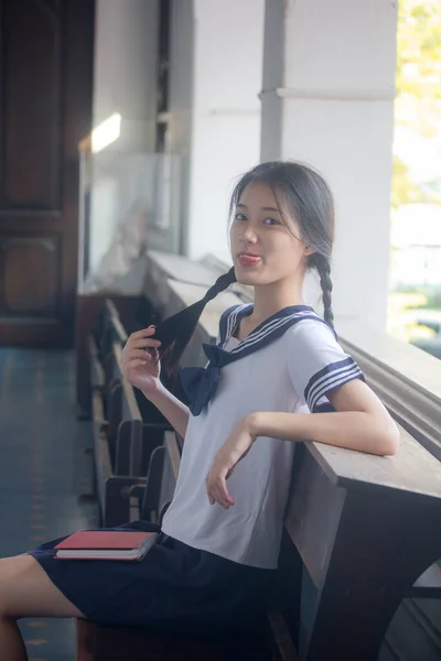 Japon Öğrenci Üniformalı Güzel Kız Mutlu Rahatlamış — Stok fotoğraf
