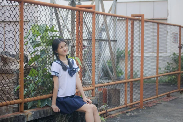 穿着校服的日本少女快乐而放松 — 图库照片
