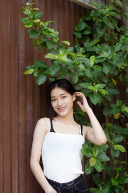 Asyalı thai kızı Beyaz elbiseli güzel kız gülümse ve rahatla