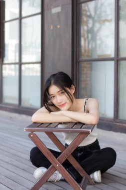 Asyalı thai kızı Beyaz elbiseli güzel kız gülümse ve rahatla