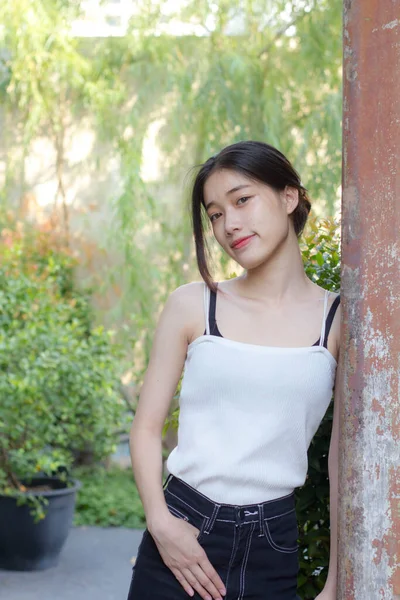 Ασία Thai Κορίτσι Λευκό Φόρεμα Όμορφο Κορίτσι Χαμόγελο Και Χαλαρώσετε — Φωτογραφία Αρχείου
