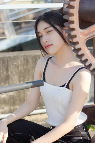 Asyalı Thai Kızı Beyaz Elbiseli Güzel Kız Gülümse Rahatla — Stok fotoğraf