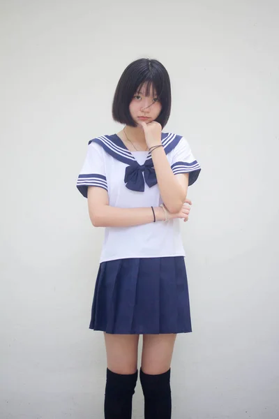 日本十多岁漂亮的女生在学生中思考 — 图库照片
