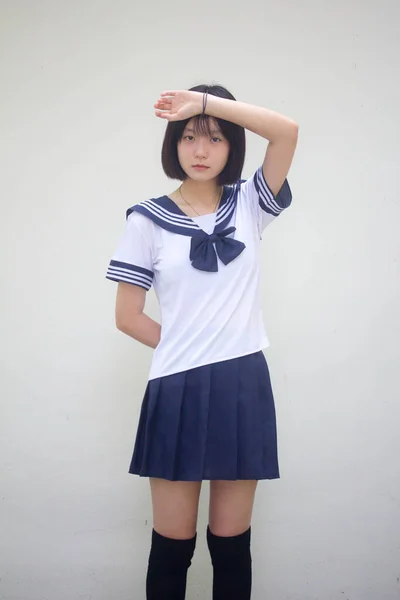 日本十多岁漂亮的女生在学生中思考 — 图库照片