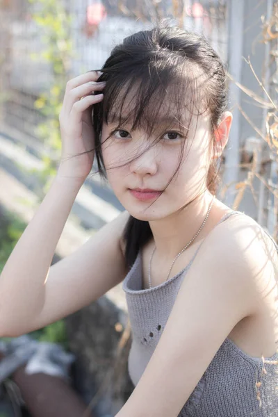 アジアタイのガールスコットドレス美しい少女の笑顔とリラックス — ストック写真