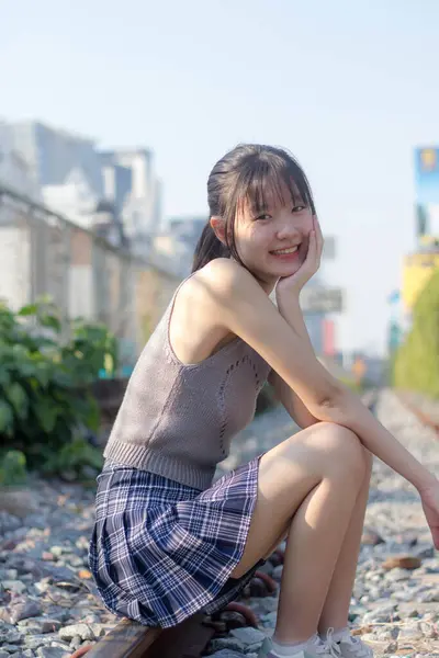 Asia Tailandesa Chica Scott Vestido Hermosa Chica Sonrisa Relajarse Imágenes De Stock Sin Royalties Gratis