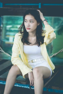 Asia Thai gençlik tişörtü güzel kız gülümse ve rahatla, Vintage Style