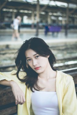 Asia Thai gençlik tişörtü güzel kız gülümse ve rahatla, Vintage Style