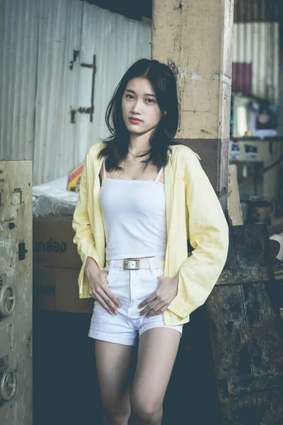 Azjatycki Tajski Nastolatek Kolor Shirt Piękny Dziewczyna Uśmiech Relaks Stylu — Zdjęcie stockowe