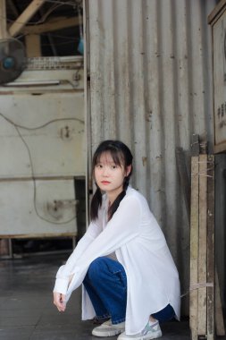 Asia Thateen beyaz tişört Güzel kız gülümse ve rahatla