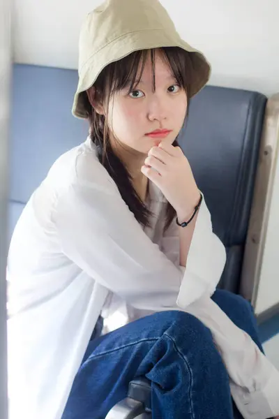 Ásia Tailandês Adolescente Branco Shirt Bela Menina Sorriso Relaxar — Fotografia de Stock