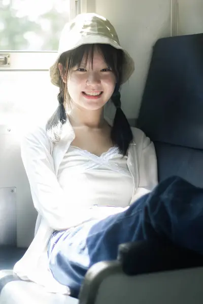 亚洲少年白衬衫漂亮女孩笑着放松一下 — 图库照片