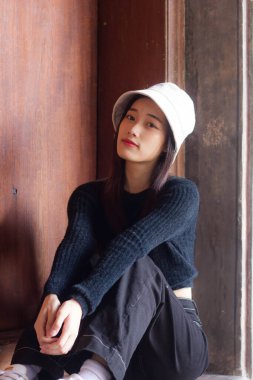 Asia thai teen siyah tişört güzel kız gülümse ve rahatla