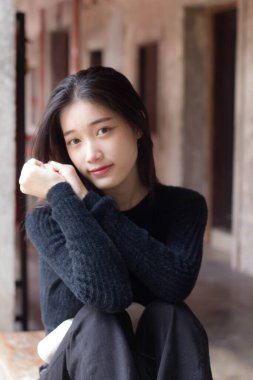 Asia thai teen siyah tişört güzel kız gülümse ve rahatla