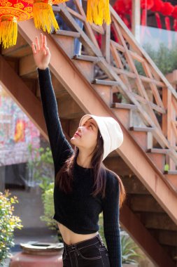 Asia thai teen siyah tişört güzel kız gülümse ve rahatla