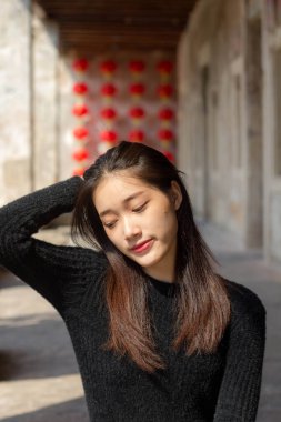 Asia thai teen siyah tişört güzel kız gülümse ve rahatla