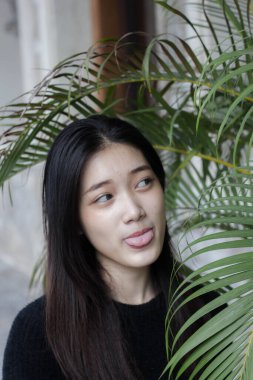 Asia thai teen siyah tişört güzel kız gülümse ve rahatla