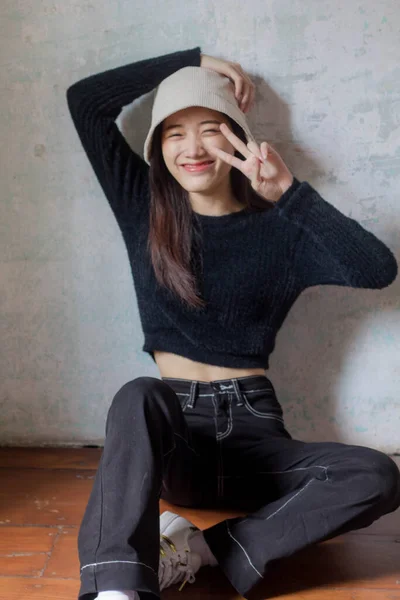 Ασία Thai Έφηβος Μαύρο Shirt Όμορφο Κορίτσι Χαμόγελο Και Χαλαρώσετε — Φωτογραφία Αρχείου