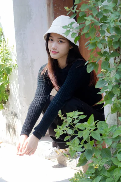 Azjatyckie Tajski Nastolatek Czarny Shirt Piękny Dziewczyna Uśmiech Relaks — Zdjęcie stockowe