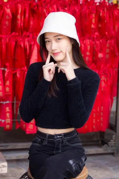 Asia Thai Teen Siyah Tişört Güzel Kız Gülümse Rahatla — Stok fotoğraf