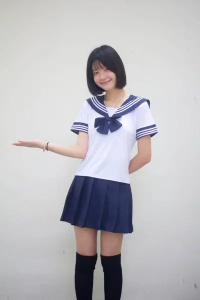 日本十多岁的漂亮女孩手拉手 — 图库照片