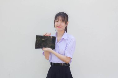 Asya Thai lisesi üniforması güzel kız tabletini göster