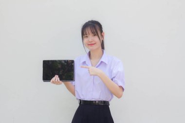 Asya Thai lisesi üniforması güzel kız tabletini göster