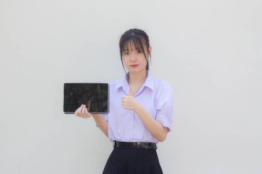 Asya Thai lisesi üniforması güzel kız tabletini göster