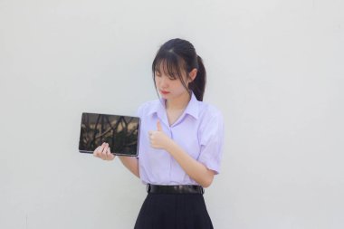 Asya Thai lisesi üniforması güzel kız tabletini göster