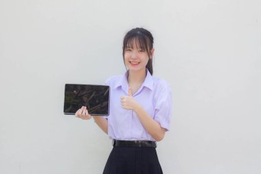 Asya Thai lisesi üniforması güzel kız tabletini göster