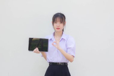 Asya Thai lisesi üniforması güzel kız tabletini göster