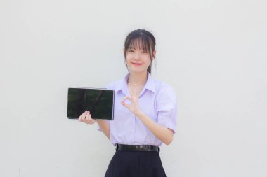 Asya Thai lisesi üniforması güzel kız tabletini göster