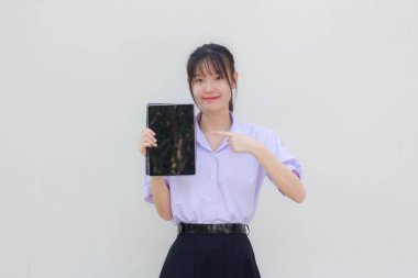 Asya Thai lisesi üniforması güzel kız tabletini göster