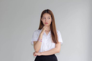 Taylandlı yetişkin üniversite üniforması güzel kız Düşün